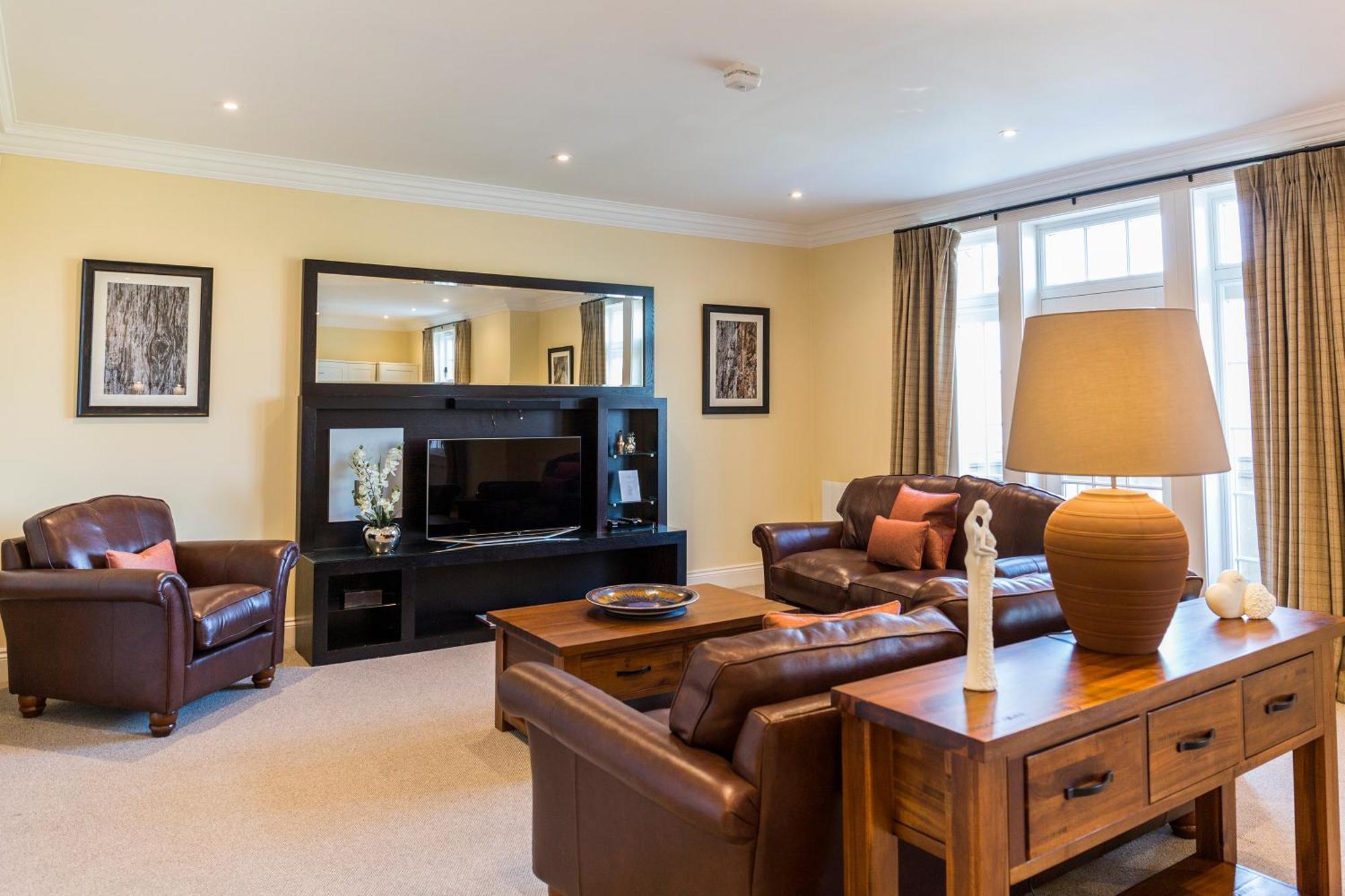 كاميرون هاوس على بحيرة لوموند الإكسندرية المظهر الخارجي الصورة A living room in a typical apartment at the hotel
