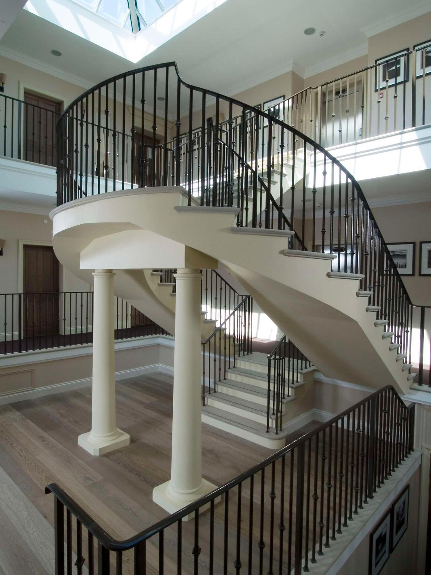 كاميرون هاوس على بحيرة لوموند الإكسندرية المظهر الخارجي الصورة A helical staircase